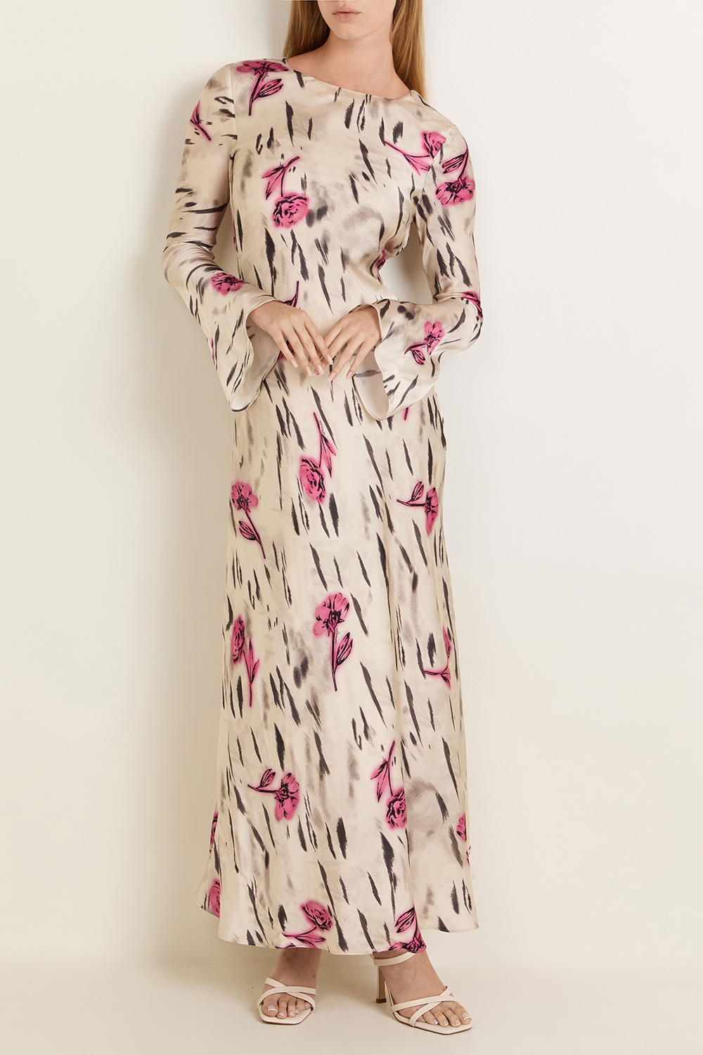 תמונת כל הלוק של שמלת מקסי פרחונית